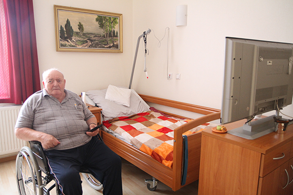 Senior in seinem Zimmer